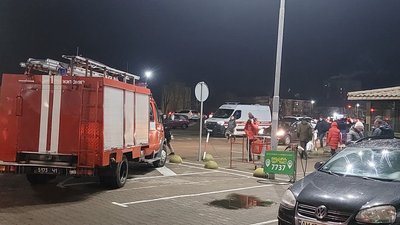 У Житомирі знову перевіряють інформацію про замінування двох торговельних центрів У Житомирі знову перевіряють інформацію про замінування двох торговельних центрів