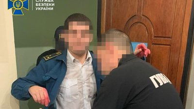На Одещині СБУ затримала головного інспектора митниці під час отримання хабара На Одещині СБУ затримала головного інспектора митниці під час отримання хабара