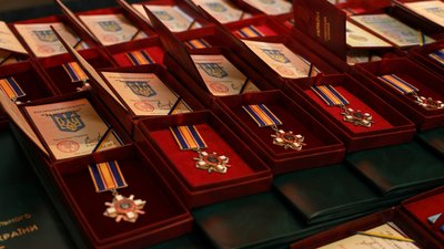Державні нагороди вручили родинам воїнів із Хмельниччини, які загинули, захищаючи Україну