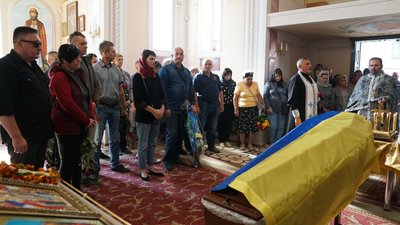 У Сумській громаді провели в останню путь військовослужбовця Юрія Комісара У Сумській громаді провели в останню путь військовослужбовця Юрія Комісара