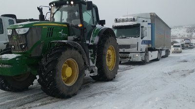 Ні пройти, ні проїхати. На Долинщині автомобілі витягують трактором