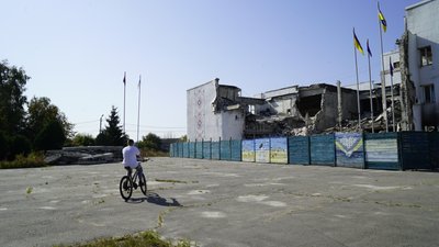 "Хочу жити тут". Підліток на протезі з Харківщини відновлюється після обстрілу "Хочу жити тут". Підліток на протезі з Харківщини відновлюється після обстрілу