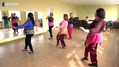 У Черкасах відвідувачки "Університету третього віку" вивчають східні танці