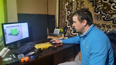 Волонтер з Миколаївщини робить деталі для техніки українських військових Волонтер з Миколаївщини робить деталі для техніки українських військових