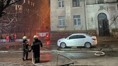 В Харкові з пожежі в п'ятиповерхівці врятували шестеро людей В Харкові з пожежі в п'ятиповерхівці врятували шестеро людей