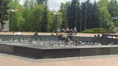 У Сумах на Театральній площі почали встановлювати фонтан, обладнання якого було заарештоване