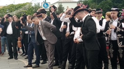 "Свадьбу в Ужгороді" відтворили артисти Закарпатського народного хору "Свадьбу в Ужгороді" відтворили артисти Закарпатського народного хору