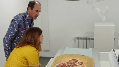 Художник-реставратор Артем Погрібний з фахівчинею робить рентгенівський знімок ікони Художник-реставратор Артем Погрібний з фахівчинею робить рентгенівський знімок ікони