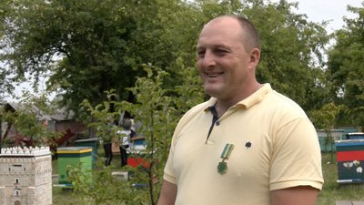 Волинський пасічник виготовляє корпусні вулики для бджіл Волинський пасічник виготовляє корпусні вулики для бджіл