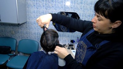 Для пенсіонерів, багатодітних родин та переселенців: як працює соціальна перукарня у Вінниці Для пенсіонерів, багатодітних родин та переселенців: як працює соціальна перукарня у Вінниці