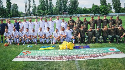 Одеські нацгвардійці зіграли благодійний футбольний матч разом із ветеранами "Чорноморця" Одеські нацгвардійці зіграли благодійний футбольний матч разом із ветеранами "Чорноморця"