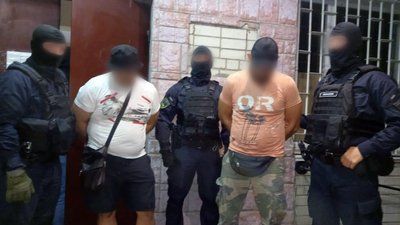 У Чернігові на Красній площі затримали підозрюваних у квартирній крадіжці У Чернігові на Красній площі затримали підозрюваних у квартирній крадіжці