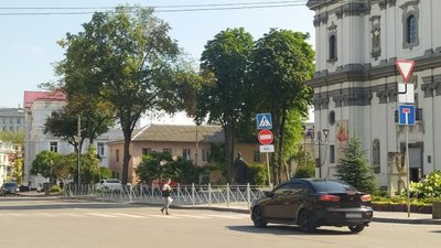У Тернополі біля Архикатедрального храму УГКЦ встановили металеву огорожу