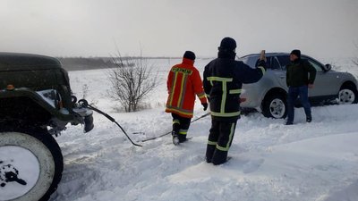На Прикарпатті у снігові замети потрапили двоє дітей На Прикарпатті у снігові замети потрапили двоє дітей