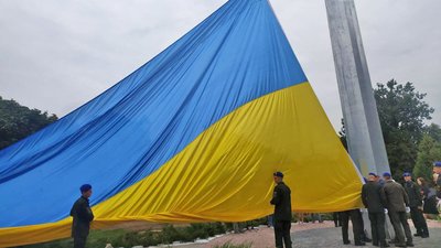 Флагшток із найбільшим прапором на Волині: як готуються до офіційної презентації Флагшток із найбільшим прапором на Волині: як готуються до офіційної презентації