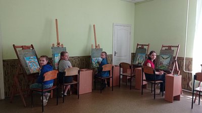 "Дякую воїнам, що я можу прокидатись, бачити сонце і маму". До Дня захисту дітей малеча Сум зробила подарунки військовим "Дякую воїнам, що я можу прокидатись, бачити сонце і маму". До Дня захисту дітей малеча Сум зробила подарунки військовим