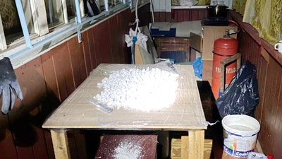 Сотні літрів реактивів, мільйонні прибутки: на Прикарпатті викрили групу наркоторговців Сотні літрів реактивів, мільйонні прибутки: на Прикарпатті викрили групу наркоторговців