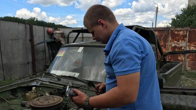 На Тернопільщині хлопець переобладнав старий "Москвич" у "Бандеромобіль" На Тернопільщині хлопець переобладнав старий "Москвич" у "Бандеромобіль"