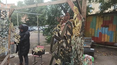 У Житомирі стартував флешмоб з плетіння маскувальних сіток для ЗСУ У Житомирі стартував флешмоб з плетіння маскувальних сіток для ЗСУ