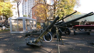 За склом: у Рівному на подвір'ї музею готують "Вуличну експозицію" За склом: у Рівному на подвір'ї музею готують "Вуличну експозицію"