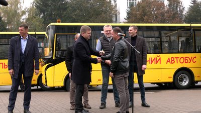 Рівненщина отримала 15 шкільних автобусів. Кому вони дістануться Рівненщина отримала 15 шкільних автобусів. Кому вони дістануться