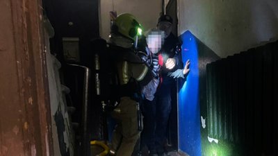 Рятувальники, пожежа, жінка