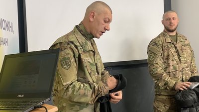 Із власного досвіду: в Тернополі військові вчили, як зібрати наплічник для евакуації Із власного досвіду: в Тернополі військові вчили, як зібрати наплічник для евакуації