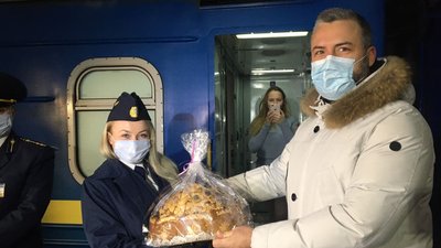 З Києва відправився перший поїзд до Авдіївки. З Києва відправився перший поїзд до Авдіївки.