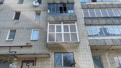 Балкон квартири, де сталася пожежа (3 поверх) на проспекті Перемоги у Сумах Балкон квартири, де сталася пожежа (3 поверх) на проспекті Перемоги у Сумах