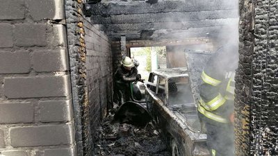 У Херсоні горів гараж з автівкою У Херсоні горів гараж з автівкою