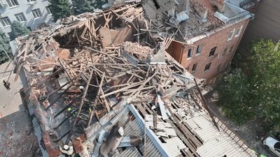 Обстріл Харкова 30 серпня: 60 рятувальників гасили пожежу у будинку в центрі міста