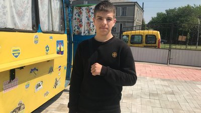 Як учні навчального закладу на Житомирщині реставрували старий автобус під кафе Як учні навчального закладу на Житомирщині реставрували старий автобус під кафе
