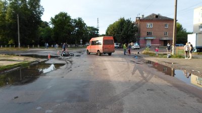 Аварія на Сумщині: зіткнулися мікроавтобус та мотоцикл, є травмовані Аварія на Сумщині: зіткнулися мікроавтобус та мотоцикл, є травмовані
