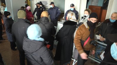 У Житомирі протестувальники вимагали зупинити роботу заправки на проспекті Незалежності У Житомирі протестувальники вимагали зупинити роботу заправки на проспекті Незалежності