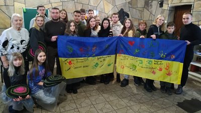 Скаути Покровська плетуть килимки-обереги для ЗСУ: як бійці їх використовують Скаути Покровська плетуть килимки-обереги для ЗСУ: як бійці їх використовують