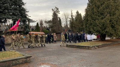 У Тернополі попрощалися з бійцем Романом Остапівим У Тернополі попрощалися з бійцем Романом Остапівим