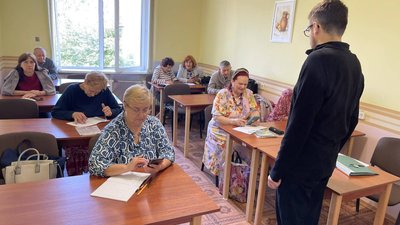 Заняття з основ вивчення смартфону в університеті третього віку, жовтень 2023. Заняття з основ вивчення смартфону в університеті третього віку, жовтень 2023.
