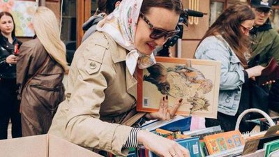 10 грн за книгу латиною. У Херсоні безхатько на книжковому ярмарку допоміг дітям-сиротам 10 грн за книгу латиною. У Херсоні безхатько на книжковому ярмарку допоміг дітям-сиротам