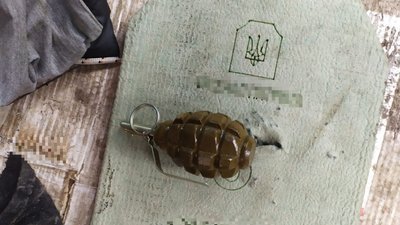 Бойова граната та кулемет Калашникова: на Вінниччині викрили постачання зброї із зони бойових дії Бойова граната та кулемет Калашникова: на Вінниччині викрили постачання зброї із зони бойових дії