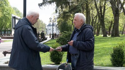 Чернігівець, який брав участь у ліквідації аварії на Чорнобильській АЕС, продає свою книгу для потреб ЗСУ Чернігівець, який брав участь у ліквідації аварії на Чорнобильській АЕС, продає свою книгу для потреб ЗСУ