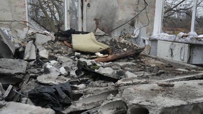 “Я ж плити не підійму, а там лише ноги стирчали”: наслідки удару “шахедами” по Тростянцю