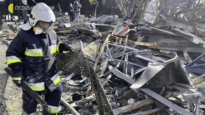 “Прийшов “руській мир” та ми принесемо добро” — як рятувальники розгрібають завали складу у Броварах “Прийшов “руській мир” та ми принесемо добро” — як рятувальники розгрібають завали складу у Броварах