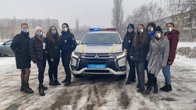 В Ужгороді патрульні разом зі школярами шили світловідбивальні маски