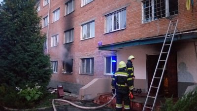Пожежа в уманському гуртожитку: евакуювали два десятки людей, шістьох ушпиталили