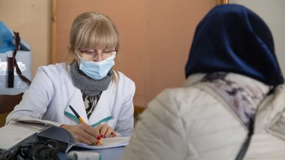 У Чернівцях біля пункту вакцинації утворилась черга з понад 50 людей У Чернівцях біля пункту вакцинації утворилась черга з понад 50 людей