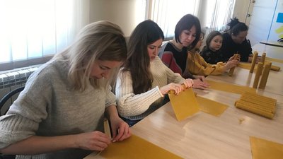 Теплий віск нагадує про дім: у Тернополі переселенці виготовляли стрітенські свічки Теплий віск нагадує про дім: у Тернополі переселенці виготовляли стрітенські свічки