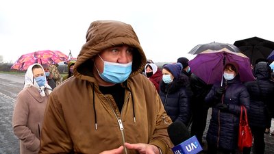 На Житомирщині жителі села Камінь перекривали дорогу, протестуючи проти оптимізації місцевої школи На Житомирщині жителі села Камінь перекривали дорогу, протестуючи проти оптимізації місцевої школи