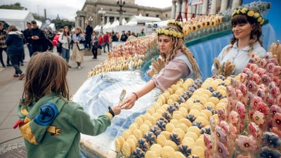 "Україна дякує полякам". Одеситка роздала 10 тисяч пряників на фестивалі у Варшаві
