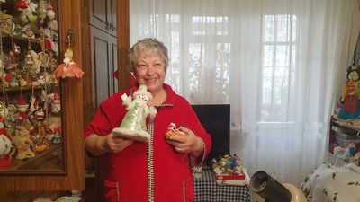 Майстриня з Одещини виготовила та відправила на фронт півсотні сніговиків з ялинкових іграшок