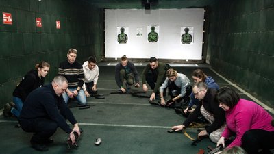 Майже півтори тисячі людей в Житомирі вже пройшли військовий вишкіл у "Центрі готовності цивільних" Майже півтори тисячі людей в Житомирі вже пройшли військовий вишкіл у "Центрі готовності цивільних"